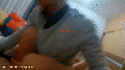 【迷奸睡奸系列】极品可爱的小美人被黄毛下药迷晕，各种玩弄，翻眼皮，艹嘴巴，狂艹之下竟然尿了！