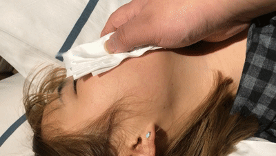 【迷奸睡奸系列】极品小美女，被迷晕后戴上各种道具插逼，最后被大肥猪压着身下狂艹不止！