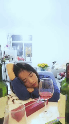 【迷奸睡奸系列】酒精灌醉小美人，晕晕之间被人强上，还有些许知觉与反应，这种艹起来才是最爽！
