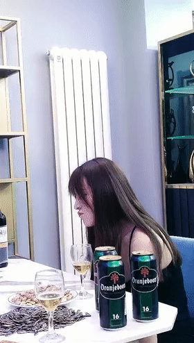 把白皙漂亮女同事灌醉后啪啪