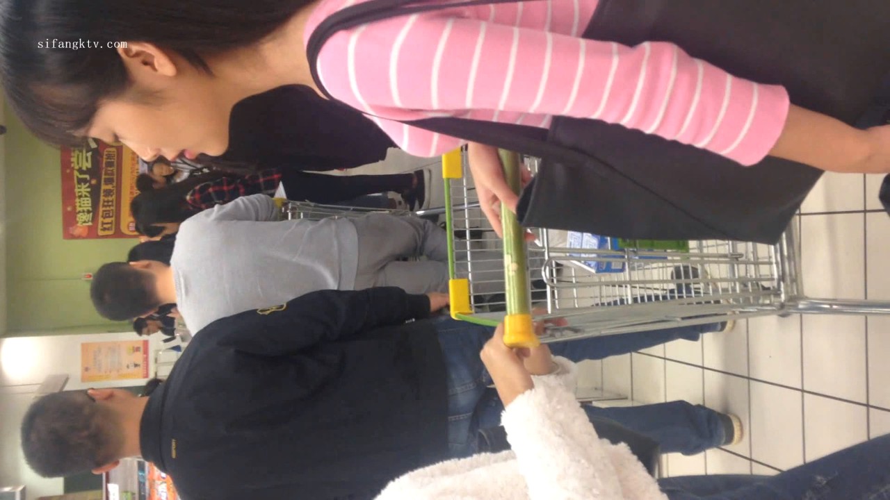商场内顶臀喷射牛仔裤长腿美女