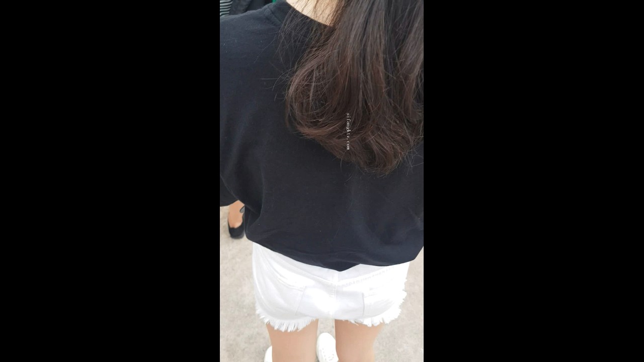 公交站看见穿短裤露白腿得美女，忍不住对她撸了一发