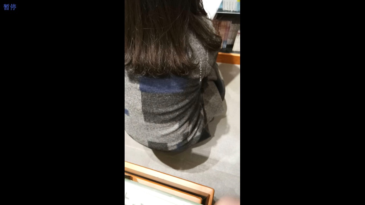 图书馆内对头涂鸦专心看书得格子大衣长发美女