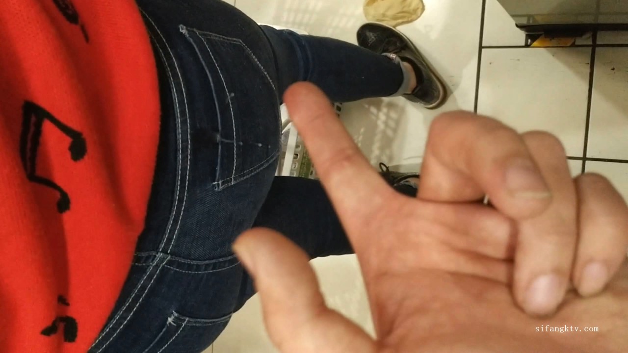 图书馆内顶臀涂鸦牛仔裤红衣女