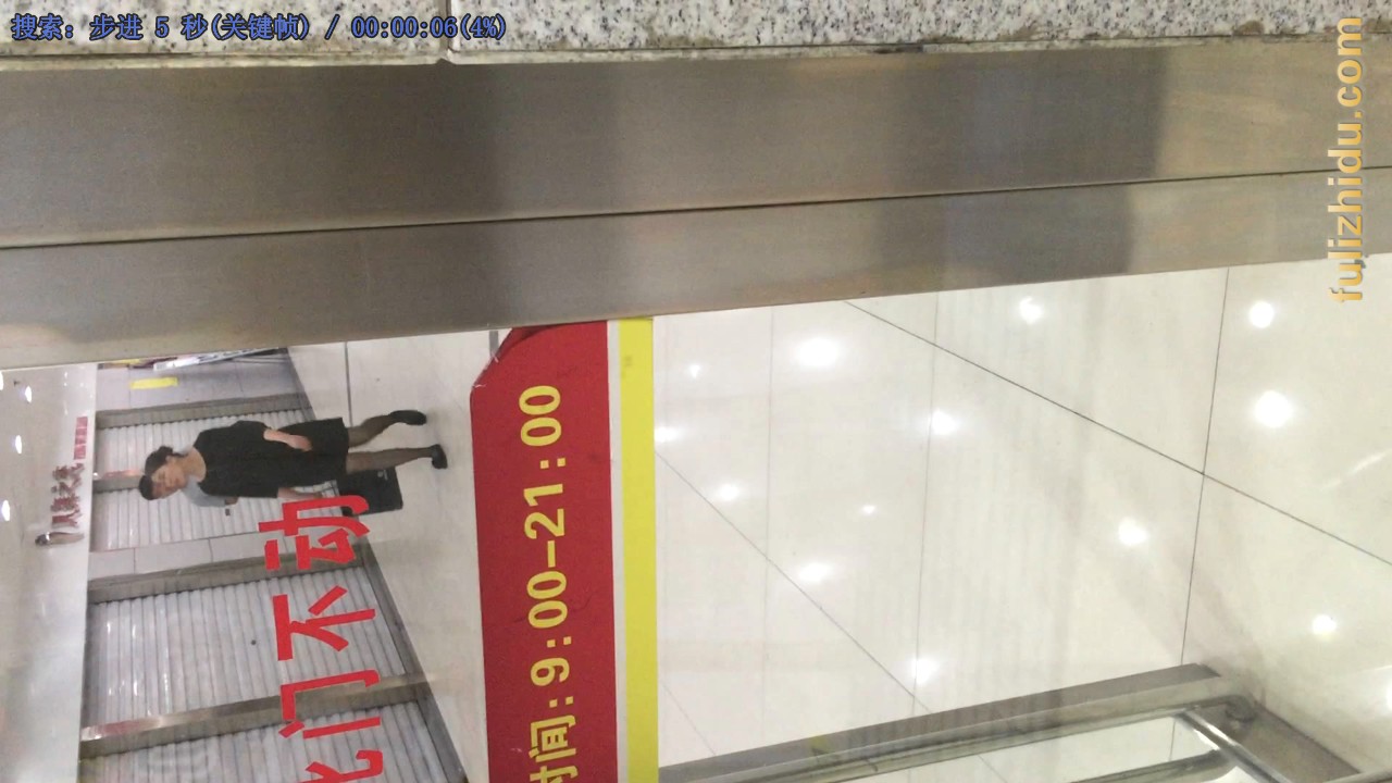 商场电梯上对着黑丝少妇的大腿来了一发，精华顺着大腿向下流下流