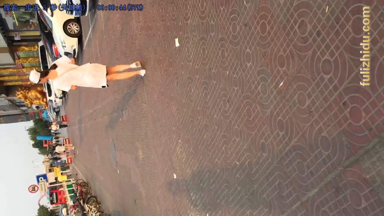 商场电梯上把精华留在了美女的裸腿上，竟然没有被发现