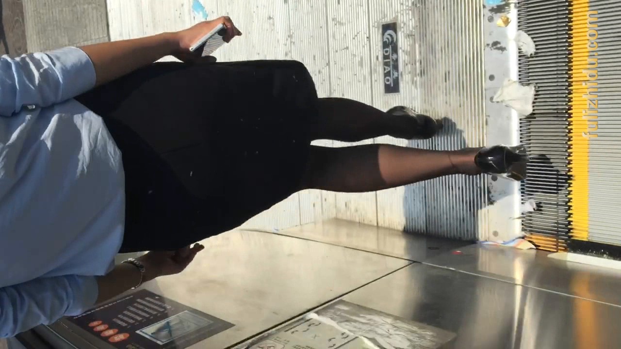 在黑丝高跟制服美女的腿上爆发了