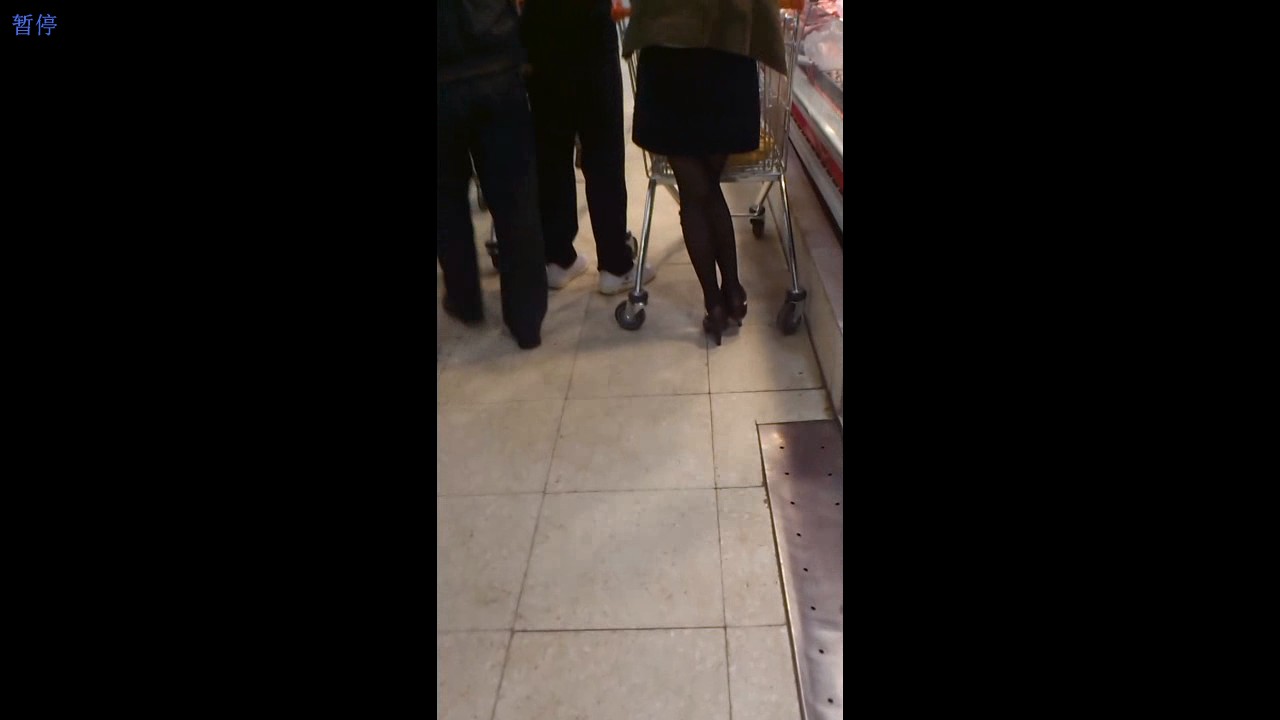 达叔街头涂鸦 超市喷射好跟黑丝美女，射到鞋里了，美女走路有点滑