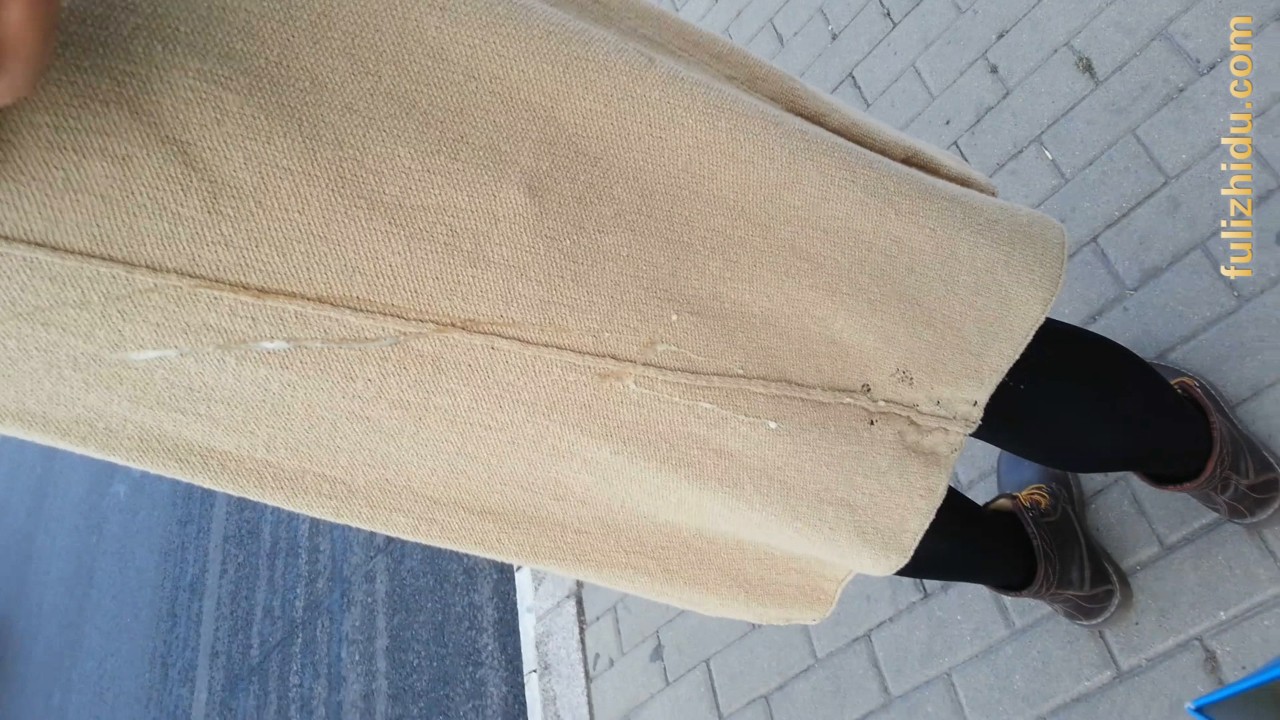 公交站爆射厚黑裤袜美女，假装帮擦顺便摸一摸