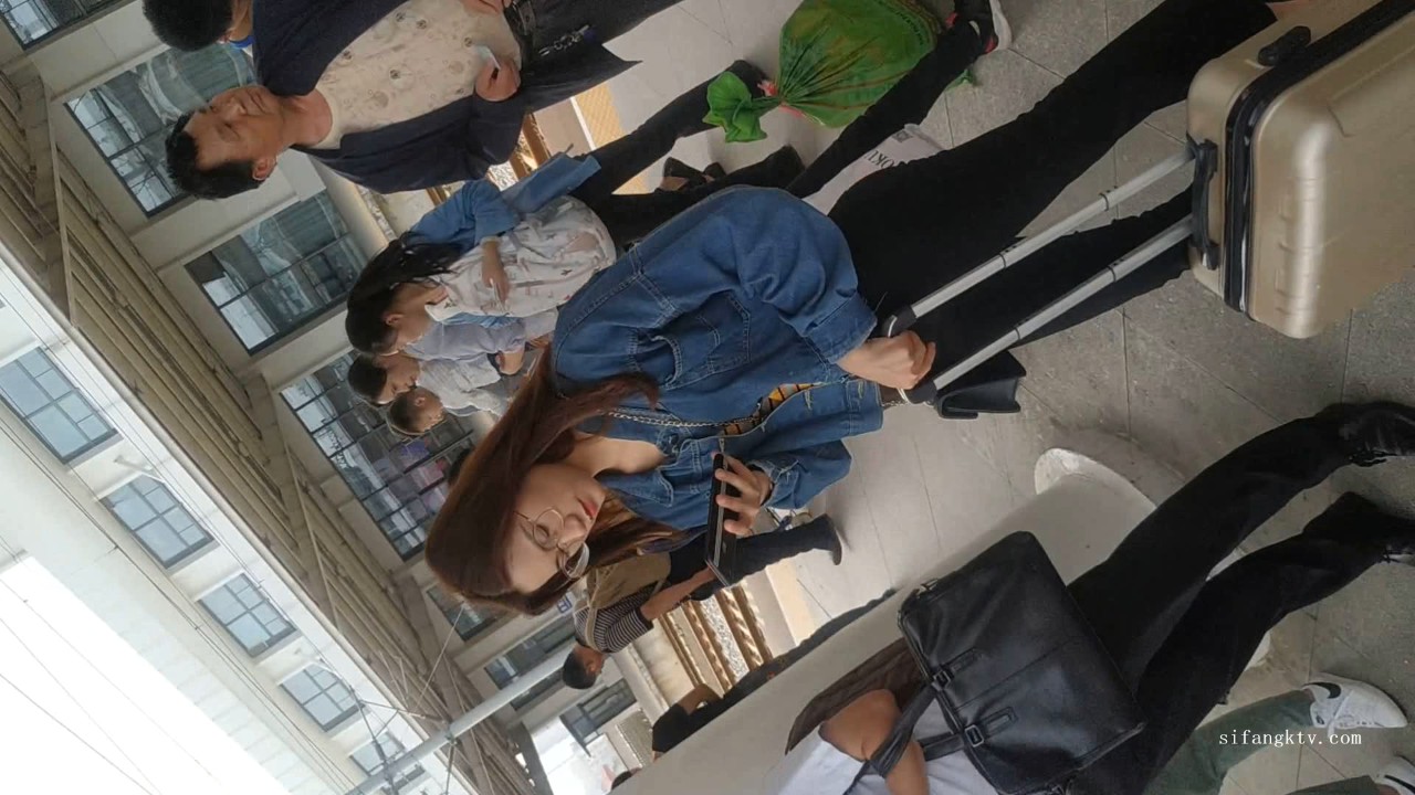 车站电梯顶臀涂鸦眼镜美女