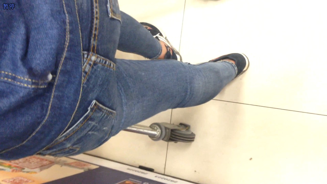 商场顶臀涂鸦牛仔穿搭美女
