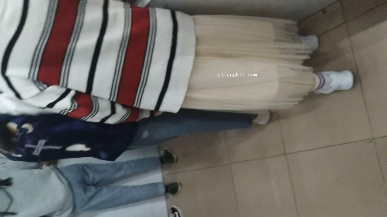 车站排队爆射白裙美少女